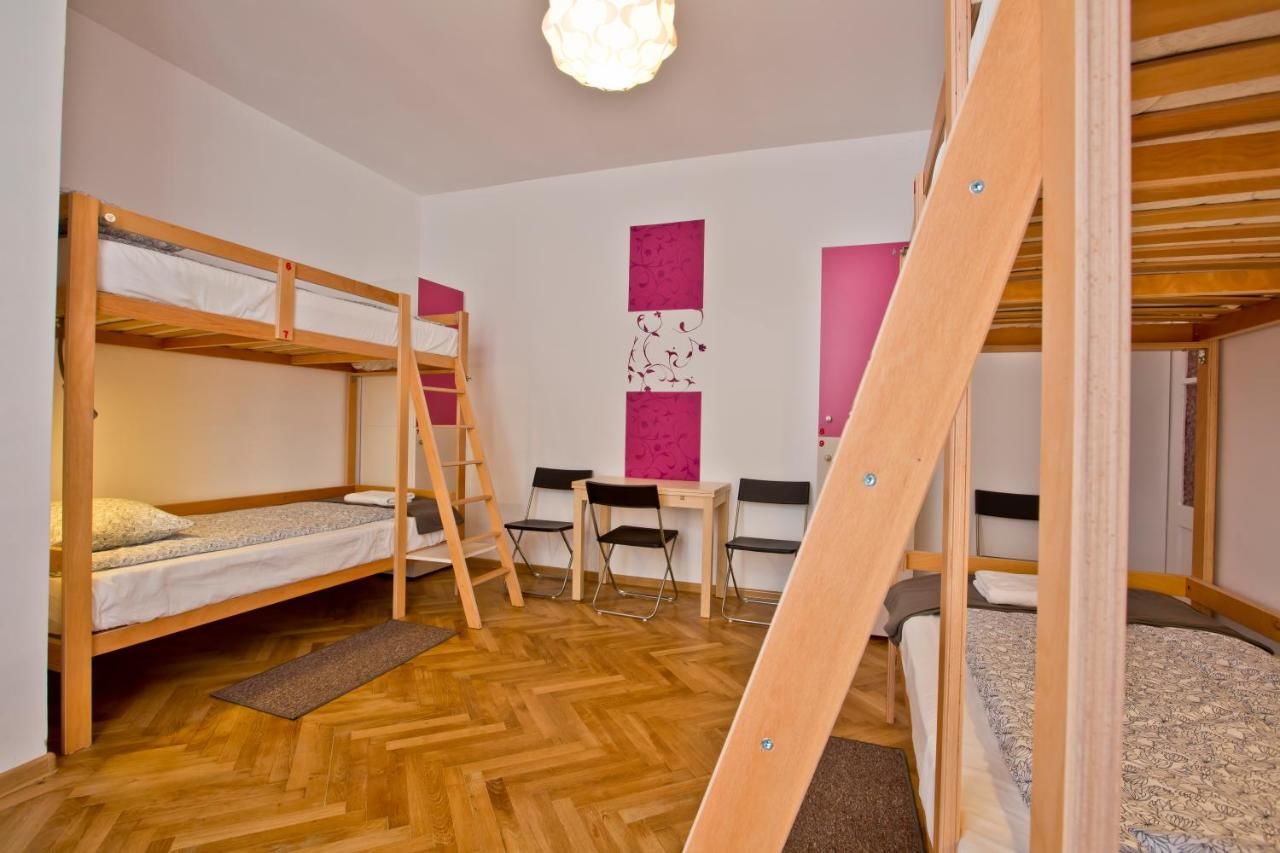 Хостелы Centrum House Hostel Брашов-16