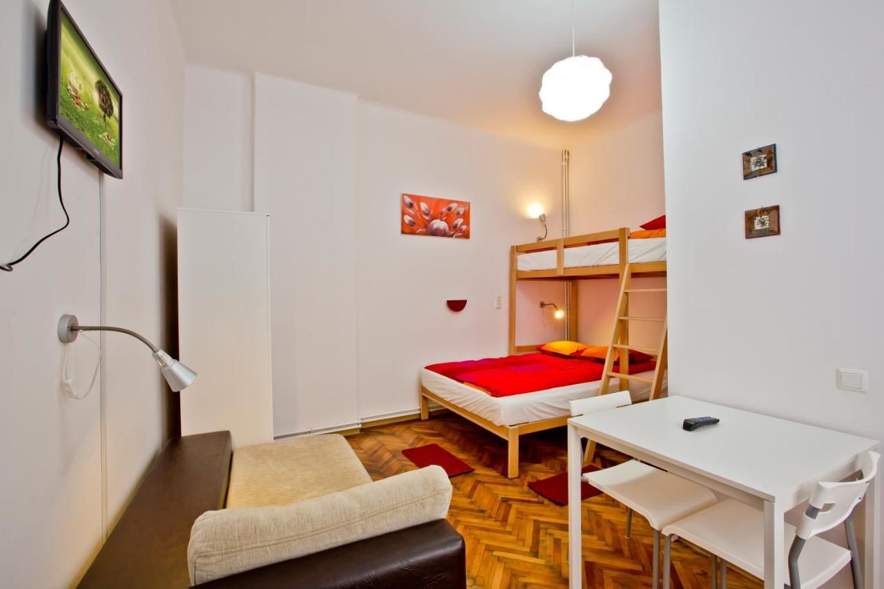 Хостелы Centrum House Hostel Брашов-34