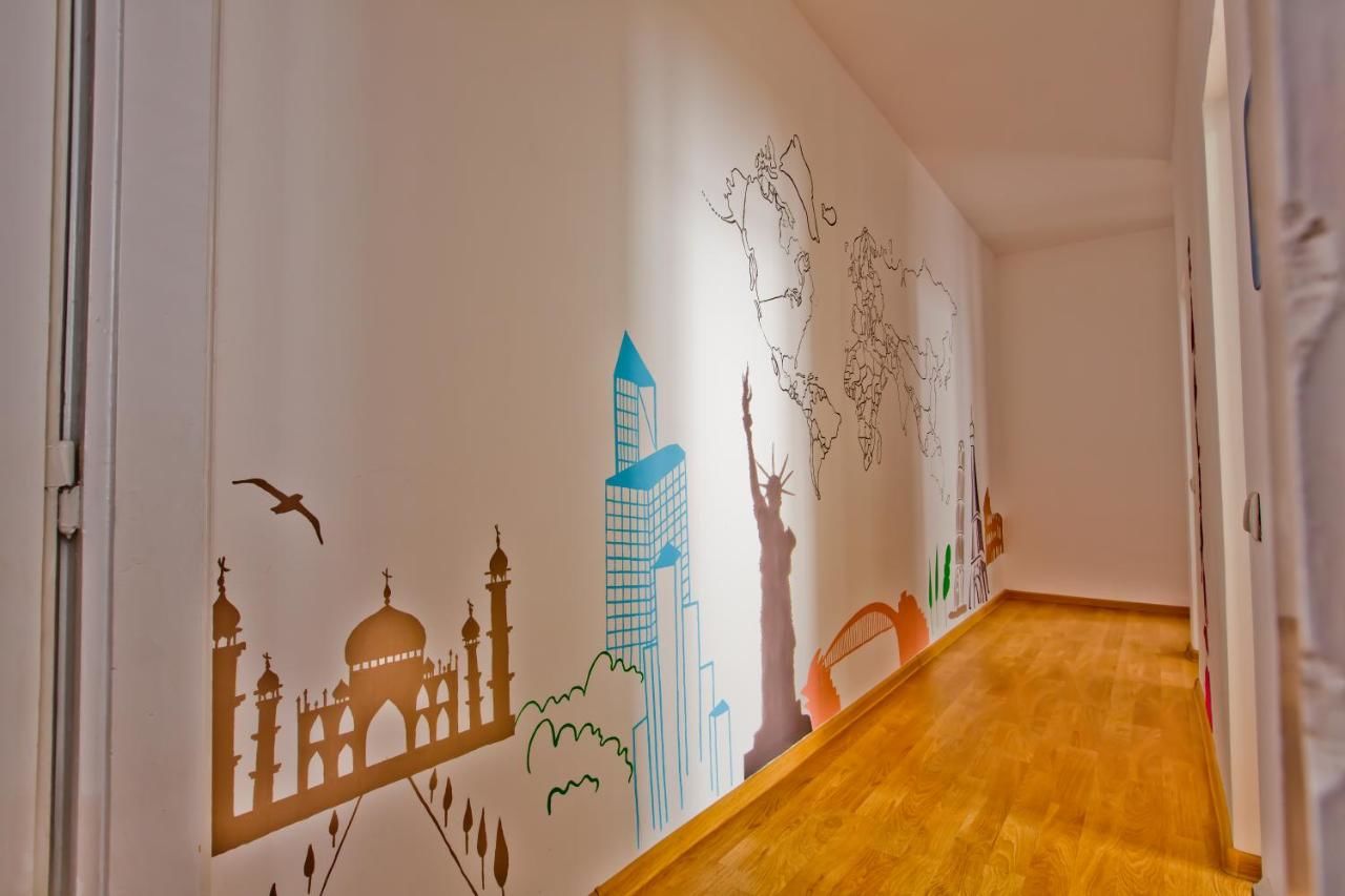 Хостелы Centrum House Hostel Брашов-38