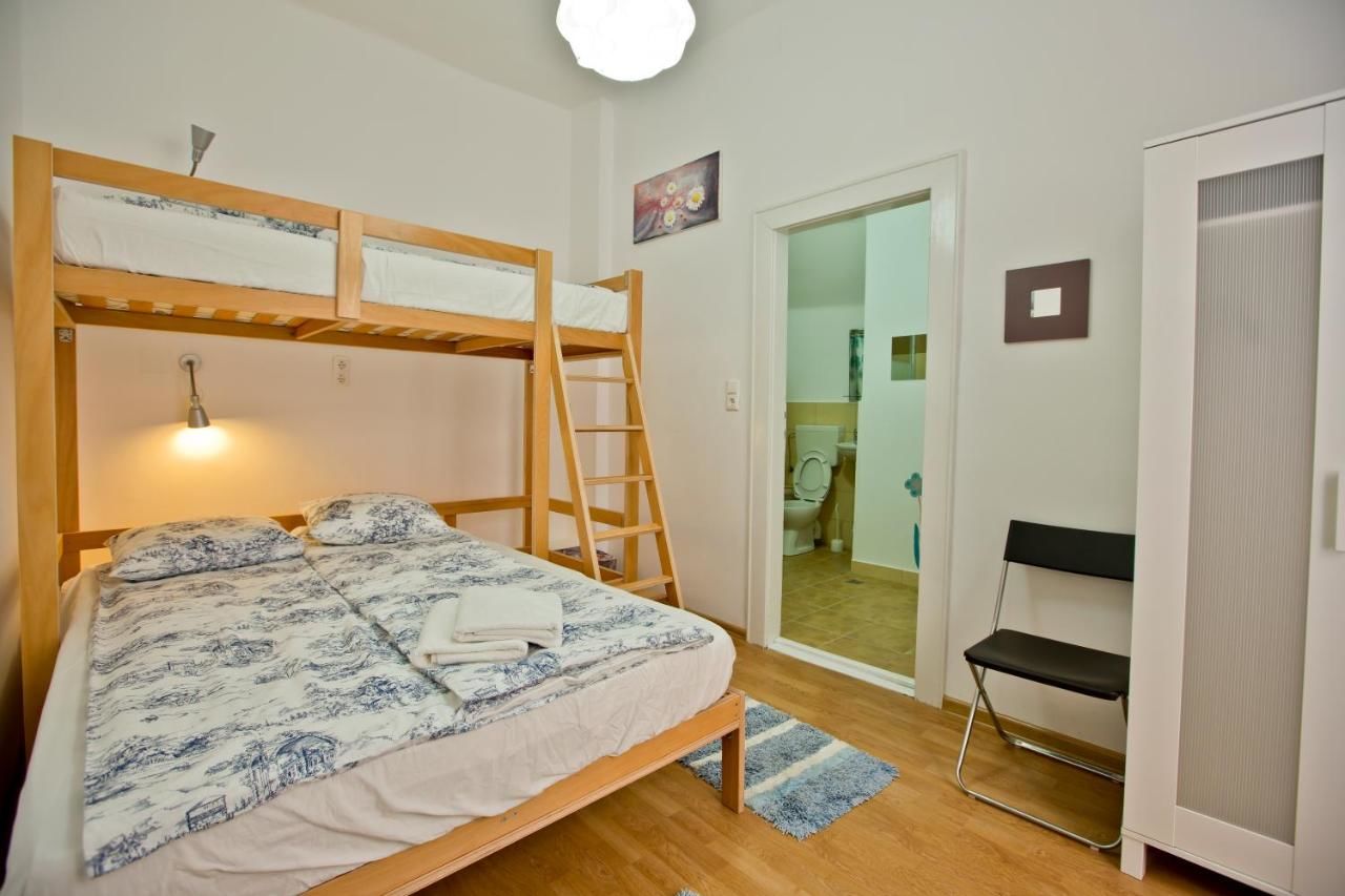 Хостелы Centrum House Hostel Брашов-41