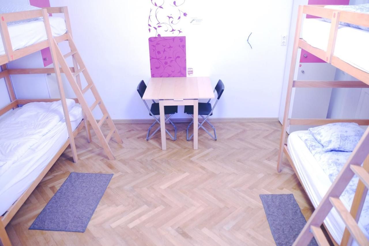 Хостелы Centrum House Hostel Брашов-12