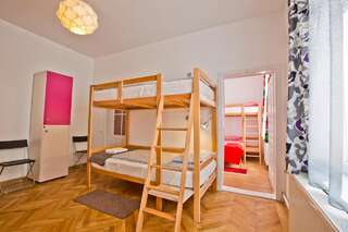 Хостелы Centrum House Hostel Брашов Кровать в общем номере для женщин с 4 кроватями-3