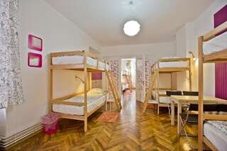Хостелы Centrum House Hostel Брашов Кровать в общем 14-местном люксе для мужчин и женщин-14