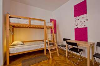 Хостелы Centrum House Hostel Брашов Кровать в общем номере для женщин с 4 кроватями-1